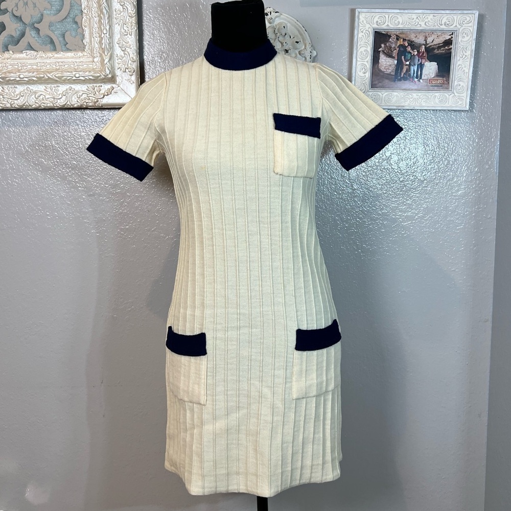 Vintage 1960’s Ribbed Knit Dress with Navy Trim - Picture 3 of 10